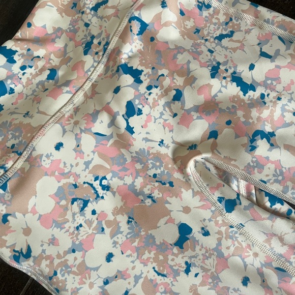 NWT Fabletics Anywhere Motion 365+ Leggings Femme Pop Floral XS so cute! - Picture 4 of 7